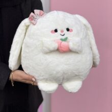عروسک خرگوش هلو به دست